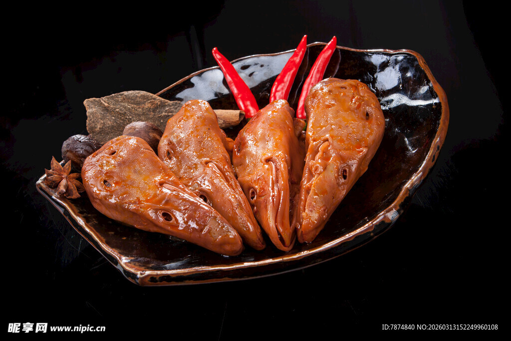 美味卤制鸭头摆于盘中