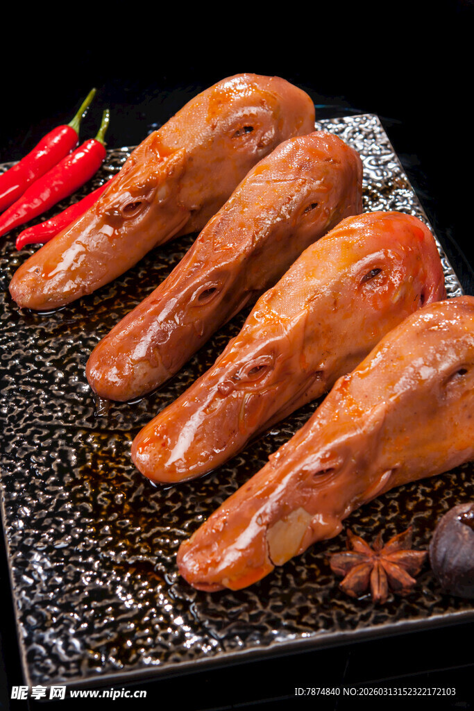 美味卤鸭头 诱人色泽