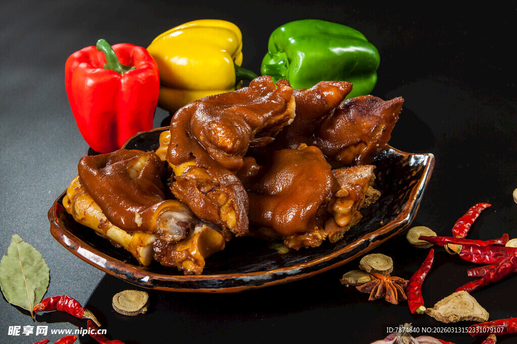 美味卤猪蹄配多彩辣椒