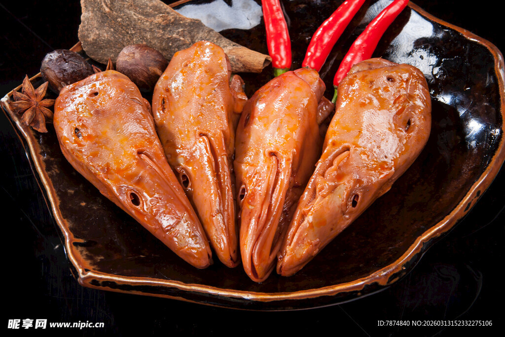 美味卤鸭头摆于盘中