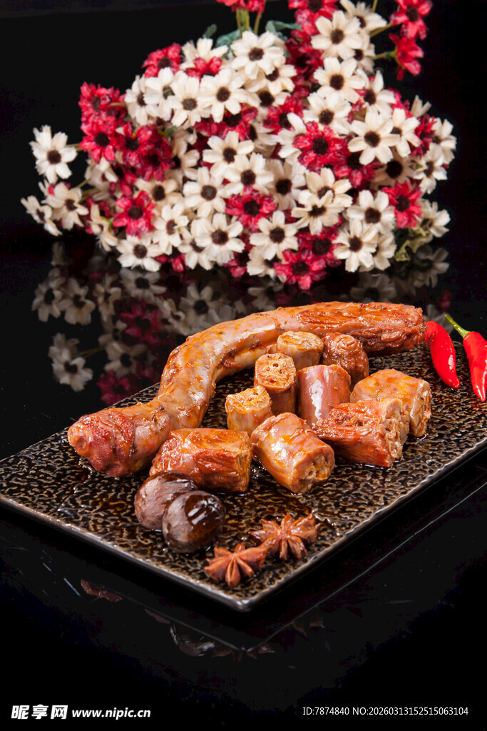 美味卤味摆放在精致盘中