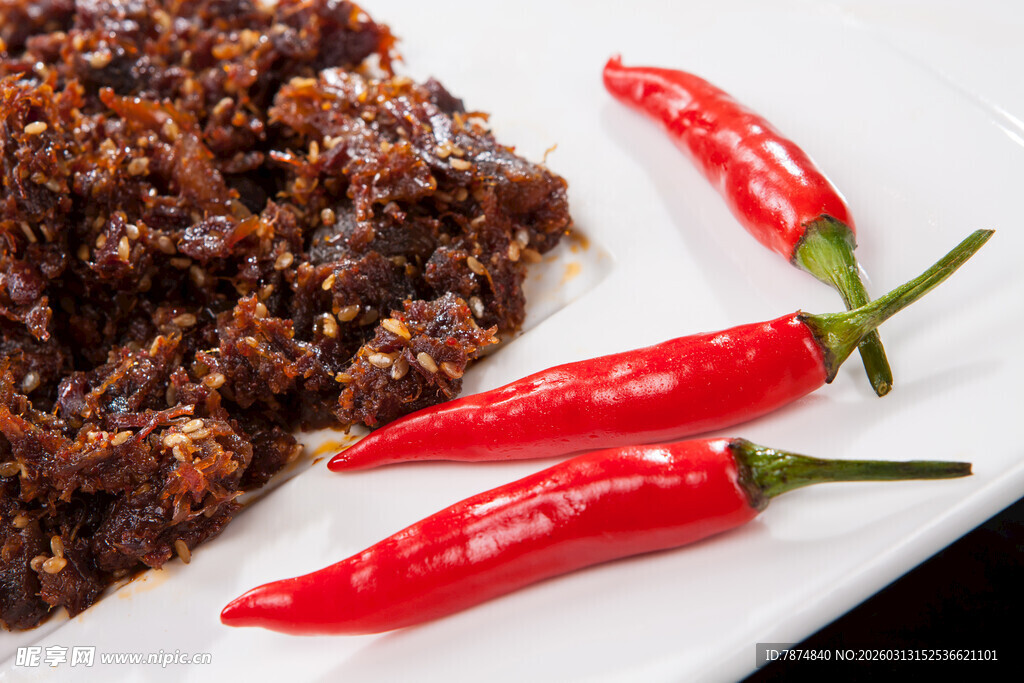 香辣牛肉干配红辣椒