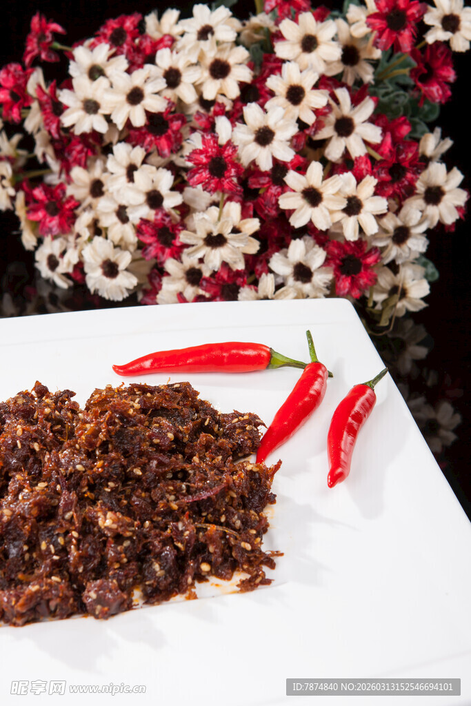 美味牛肉干配鲜艳辣椒