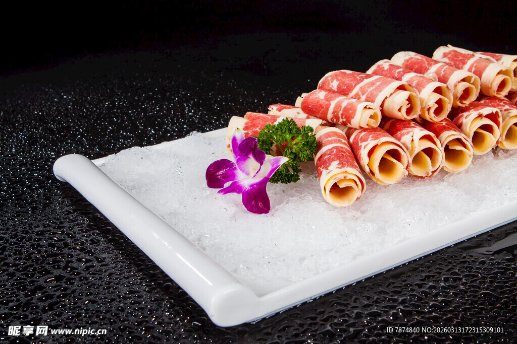 精致摆盘的美味肉卷