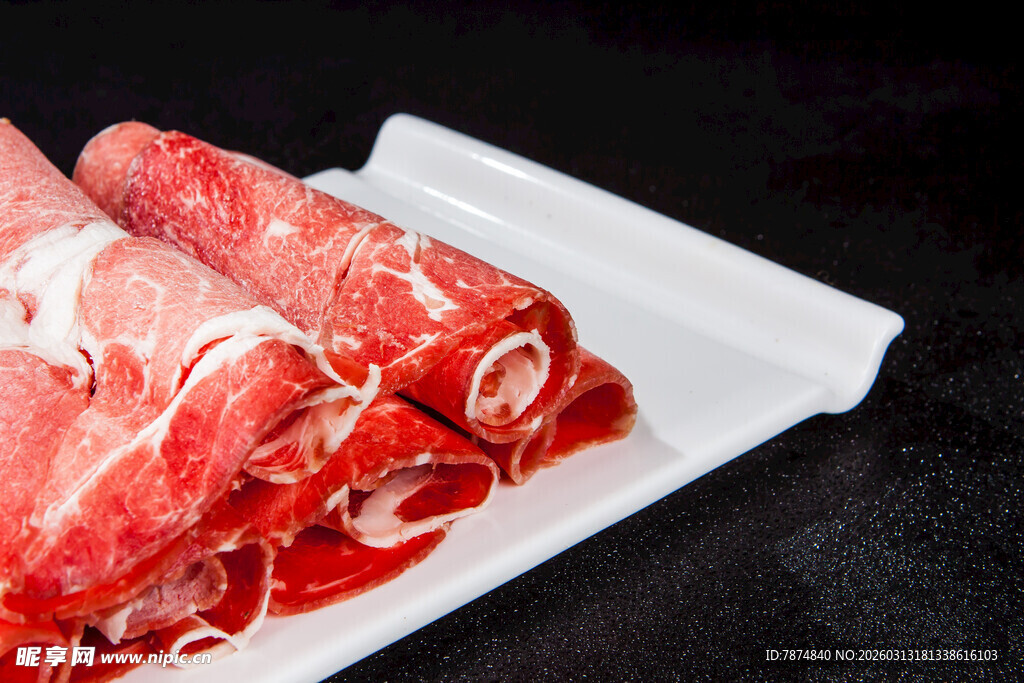 新鲜牛肉卷摆放在白盘上