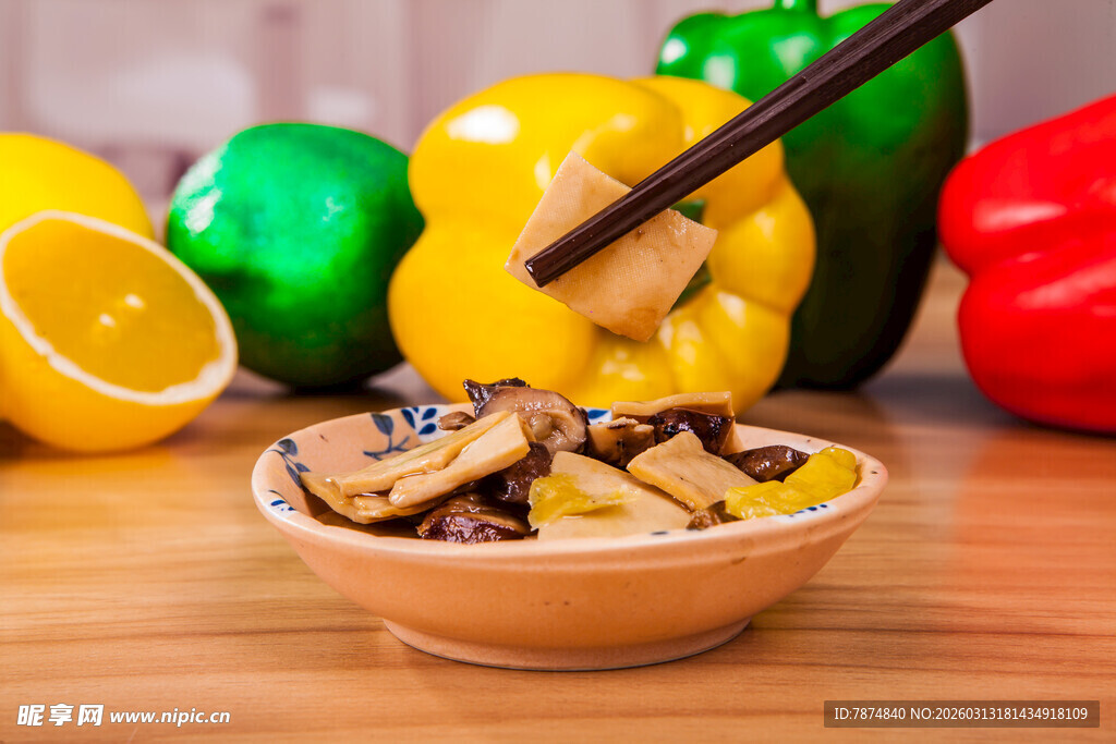 木碗中的美食与多彩蔬果