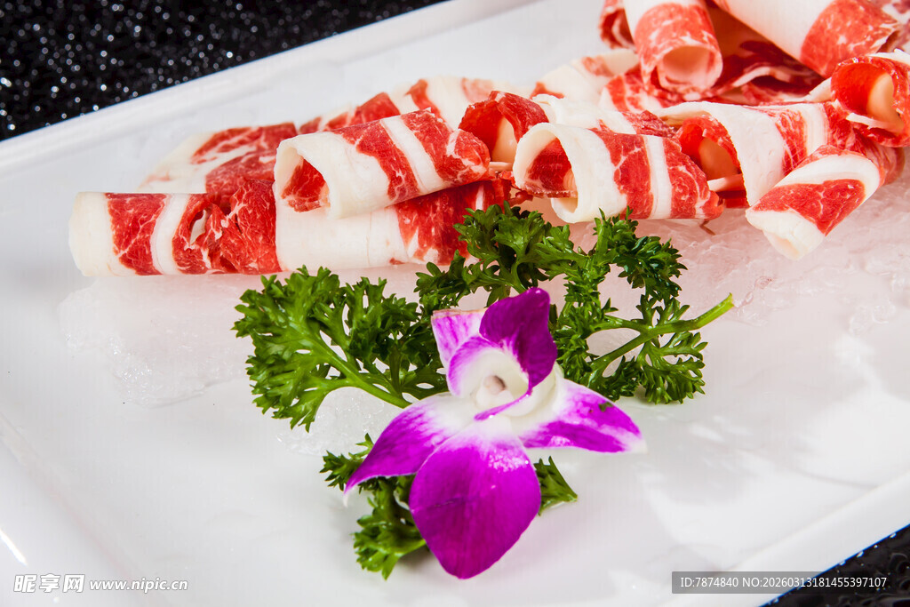 精美摆盘的特色涮肉食材