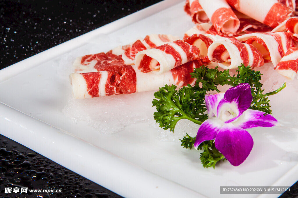 精致摆盘的特色牛肉卷