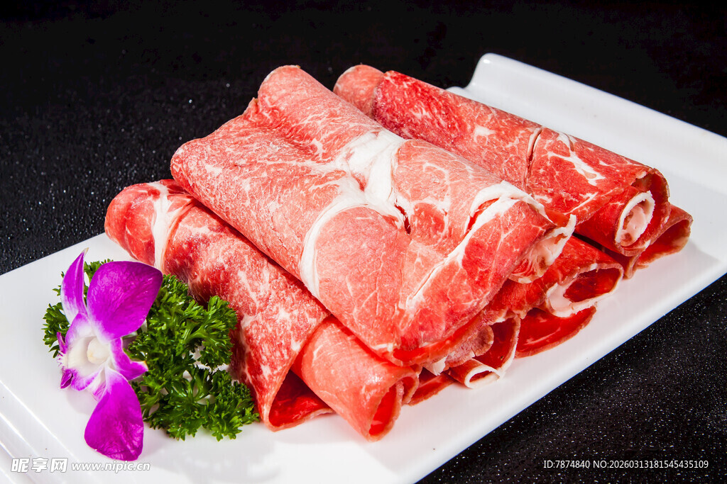 新鲜美味的肥牛卷摆盘