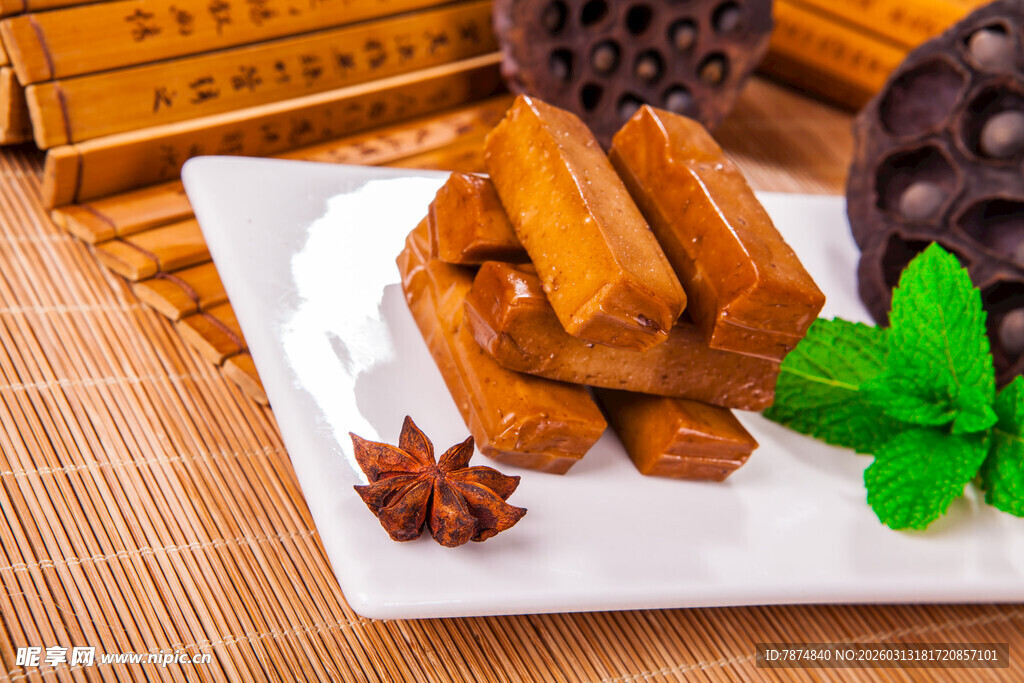 美味豆干摆放在精致盘中