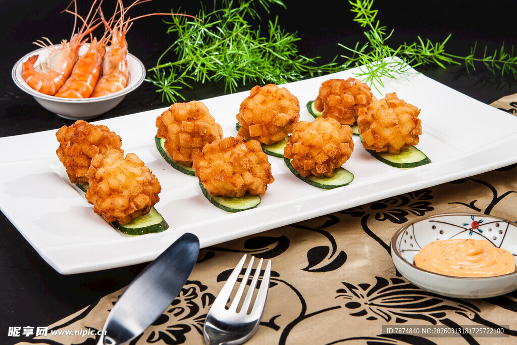 美味虾仁炸丸子摆盘精致