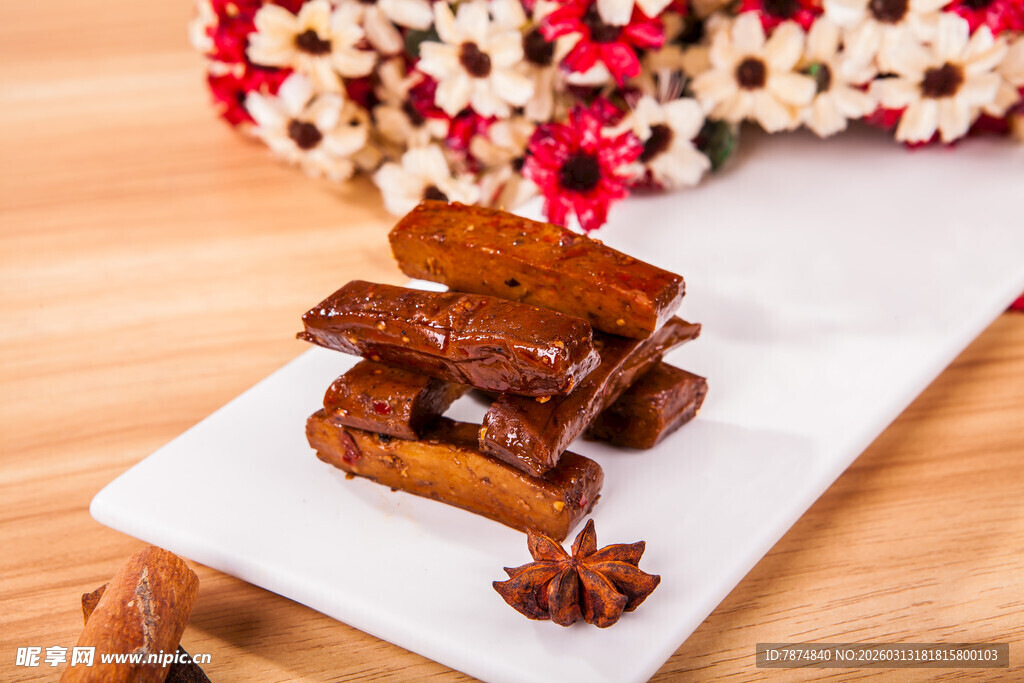 美味卤排骨摆于精致盘上