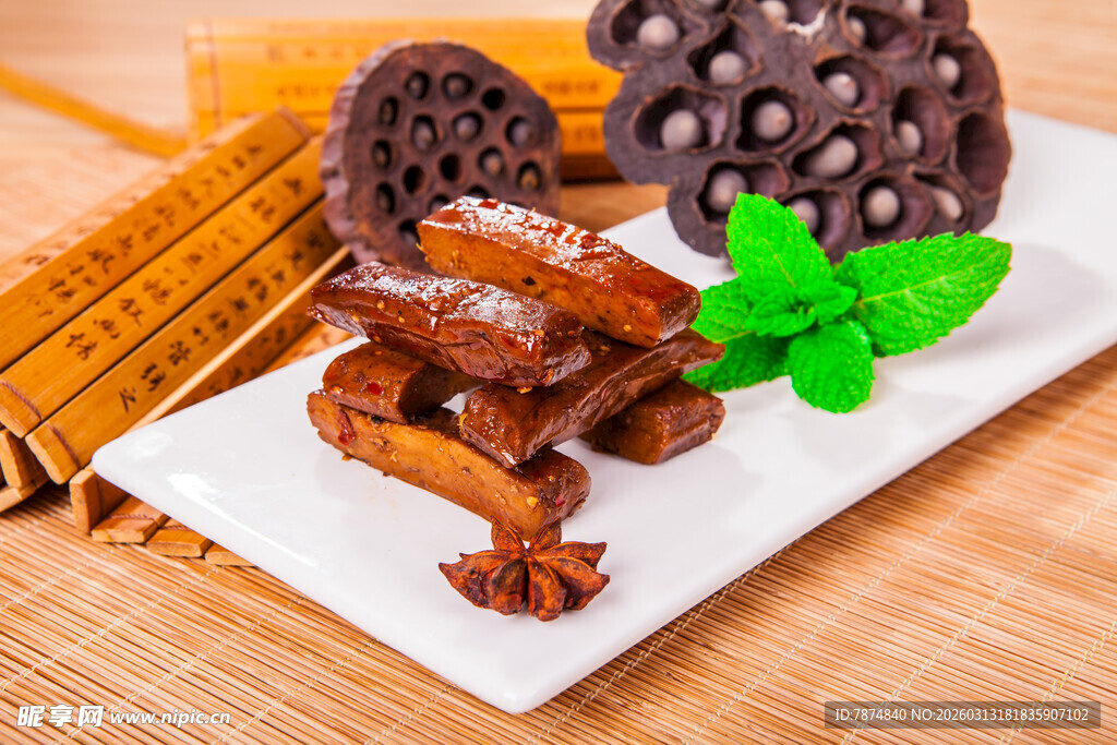 美味卤味拼盘摆放在木桌