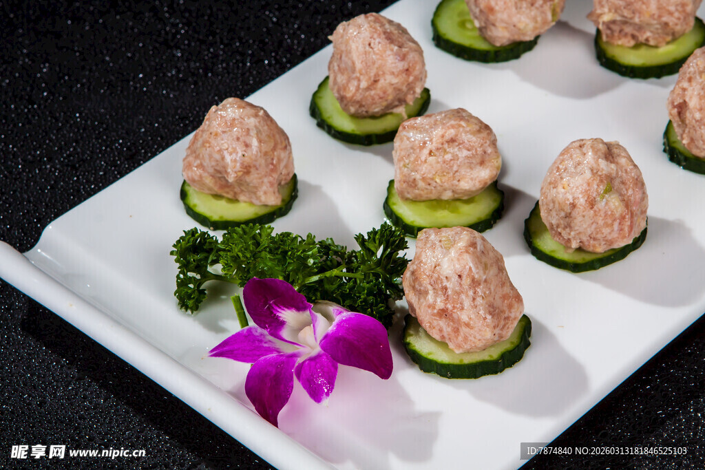 精致摆盘的美味肉丸