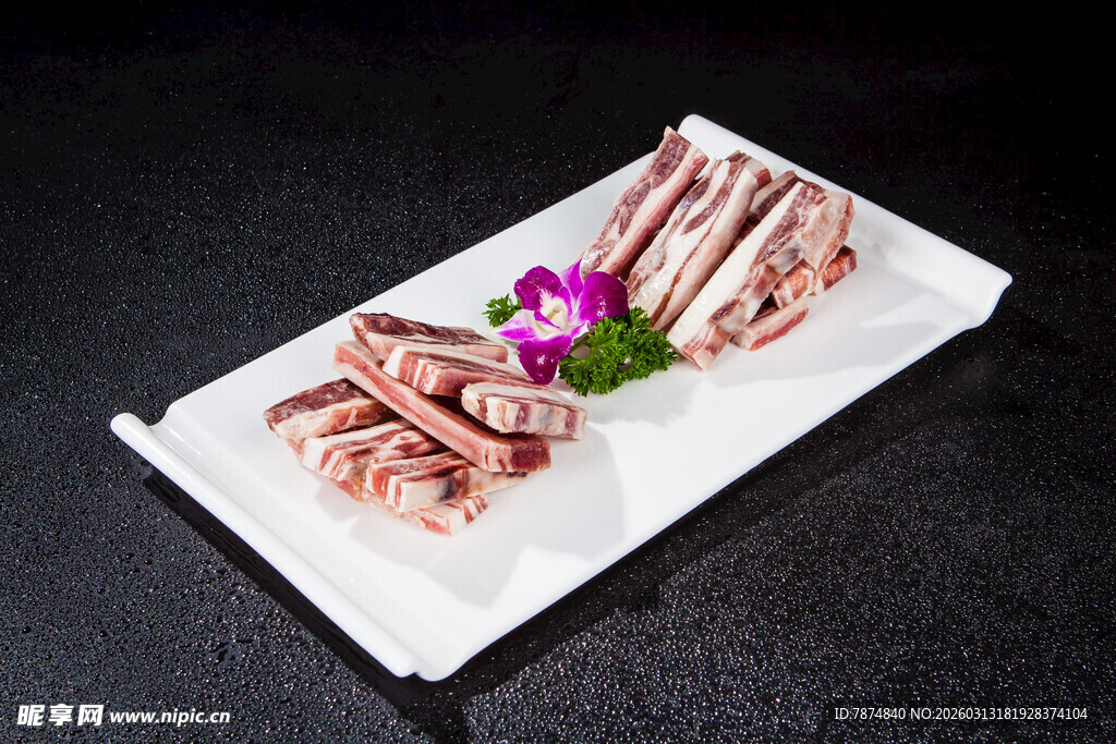 精致摆盘的美味生肉拼盘