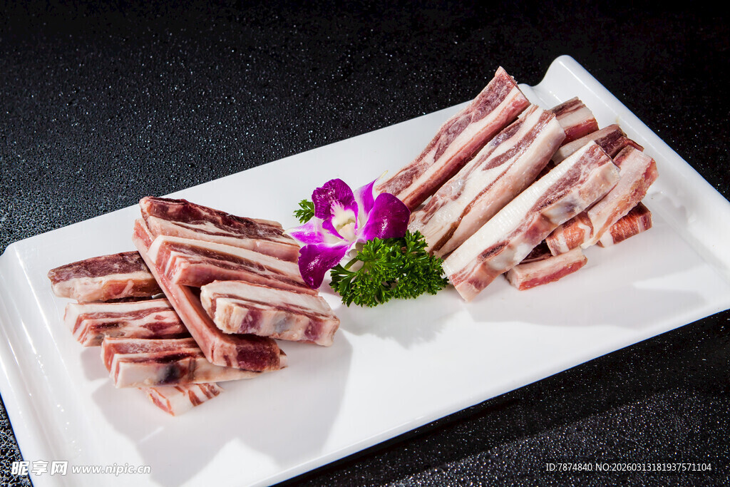 精致摆盘的美味猪肋排
