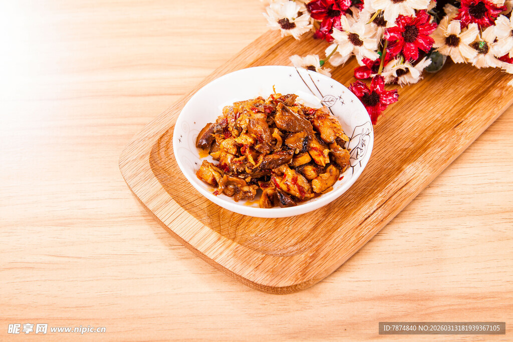 木制托盘上的美味干果