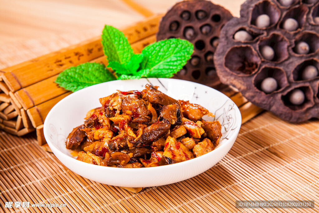 美味莲籽炒肉丁