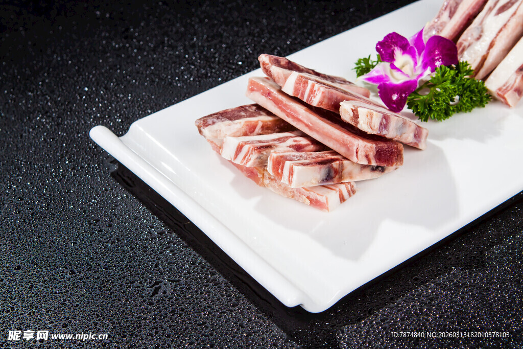 精致摆盘的美味肉片