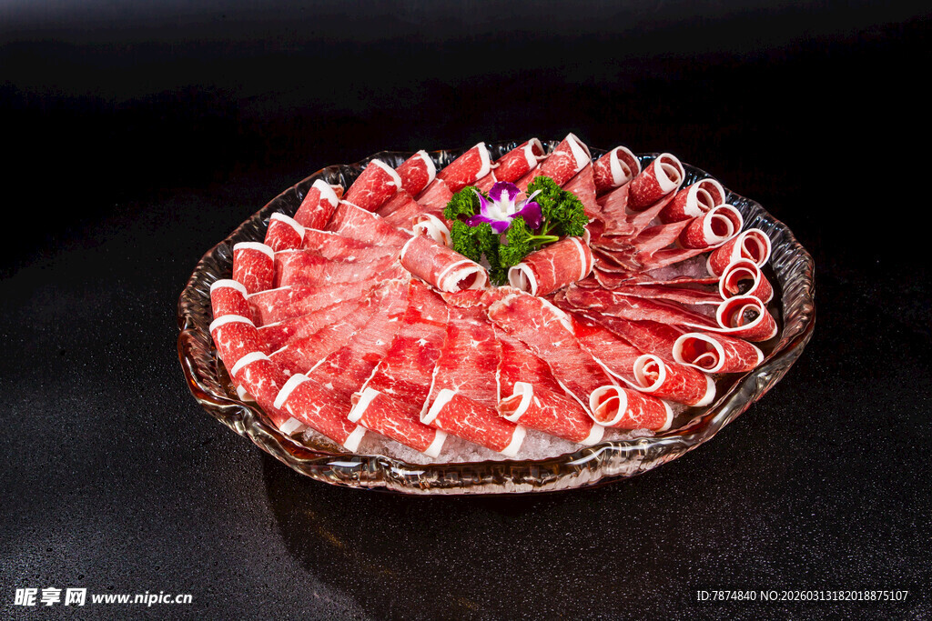 精美摆盘的鲜嫩羊肉卷