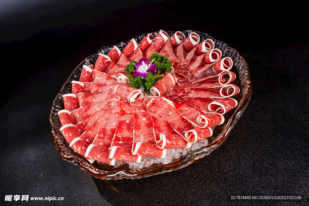 精美摆盘的鲜嫩牛肉片