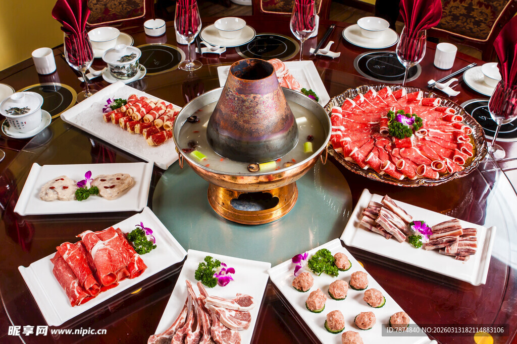 丰盛火锅食材摆满一桌