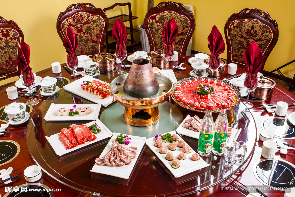 中式圆桌丰盛火锅美食宴