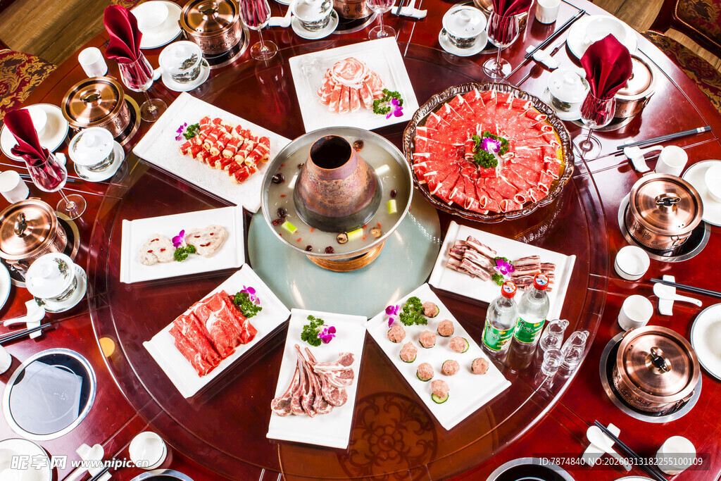 中式火锅聚餐场景