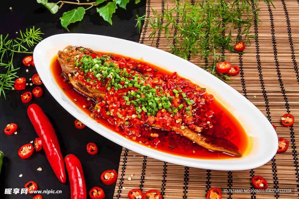 红烧鱼摆盘中式美味菜肴