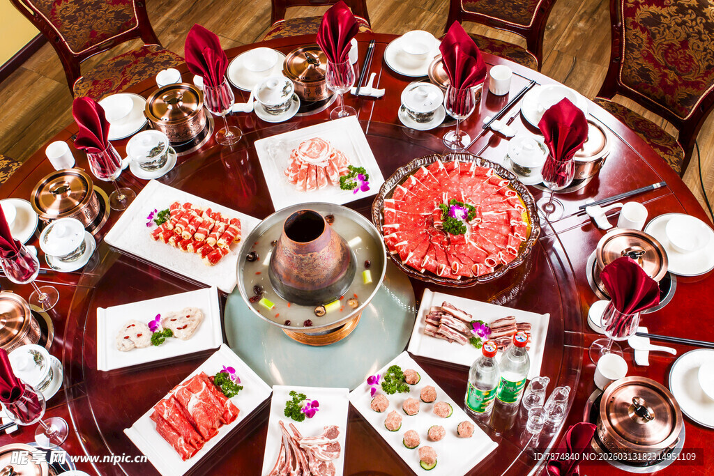 节日餐桌布置与精美餐具