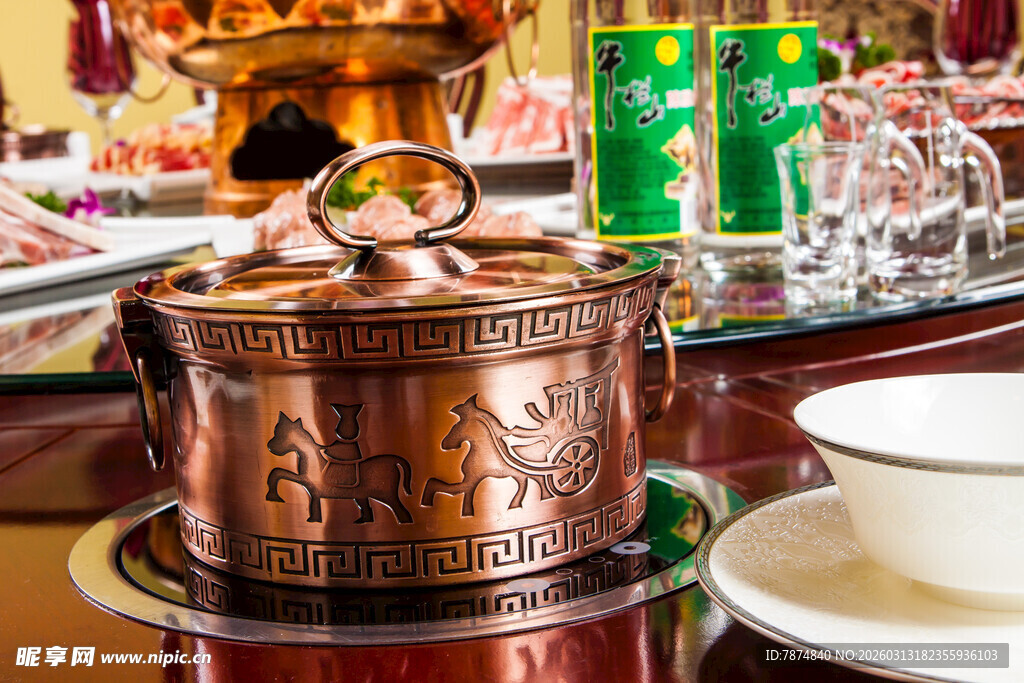 复古铜火锅置于餐桌