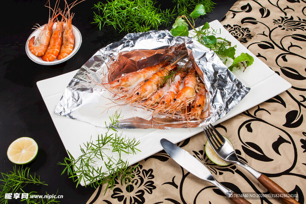 锡纸烤三文鱼配鲜虾香草