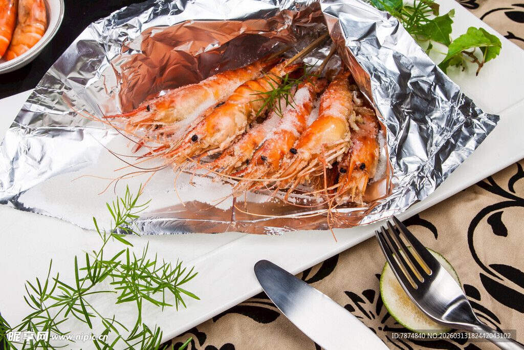 锡纸包裹的美味鲜虾料理