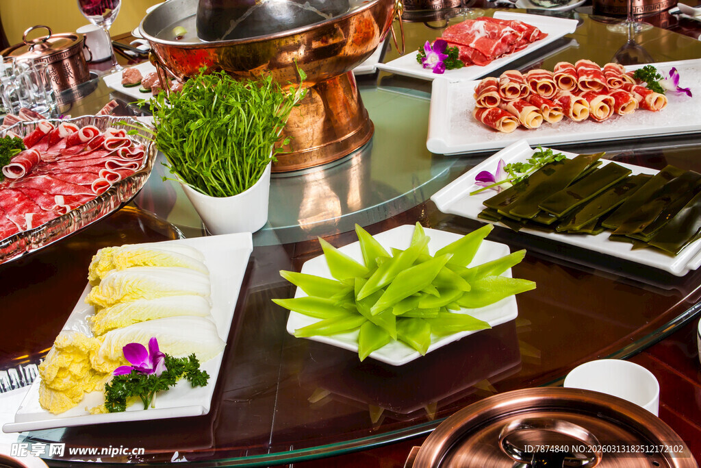 丰盛火锅食材摆满一桌