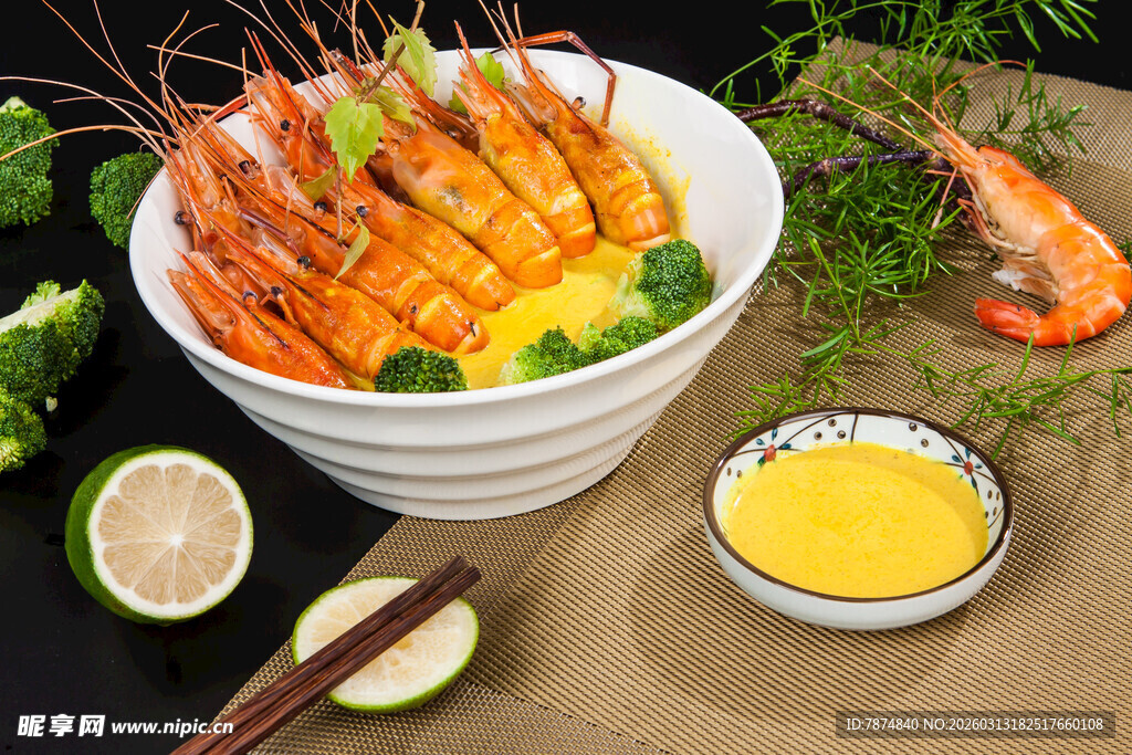 美味鲜虾碗配蘸料与配菜