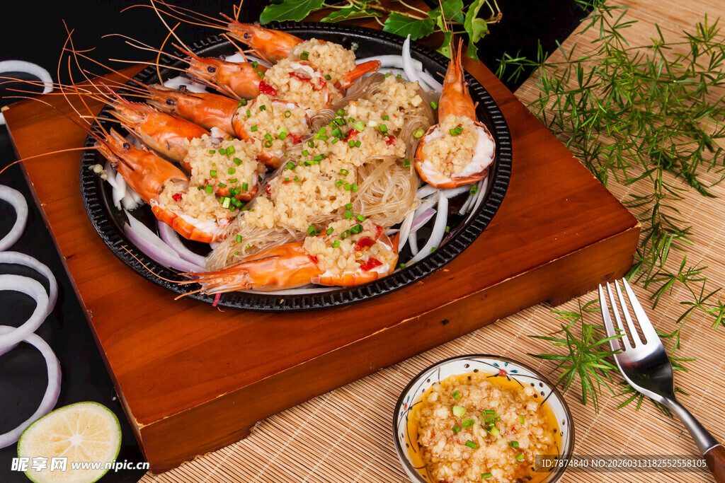 美味蒜蓉烤虾摆盘精致