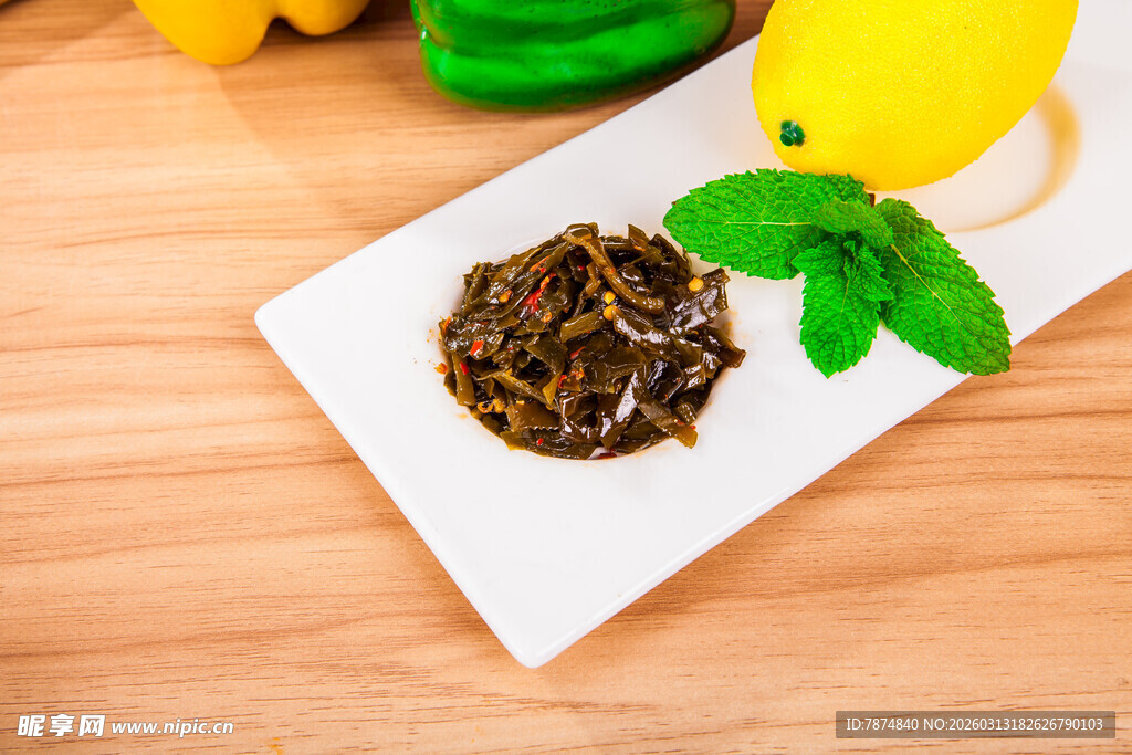 柠檬配绿叶装饰的神秘酱料