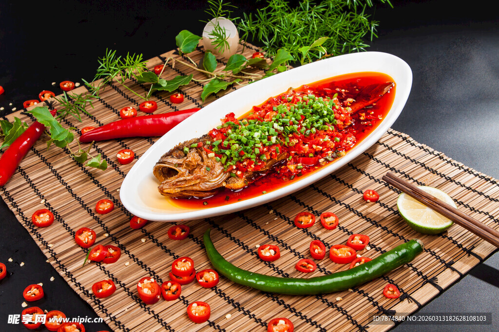 香辣红烧鱼摆放在竹垫上