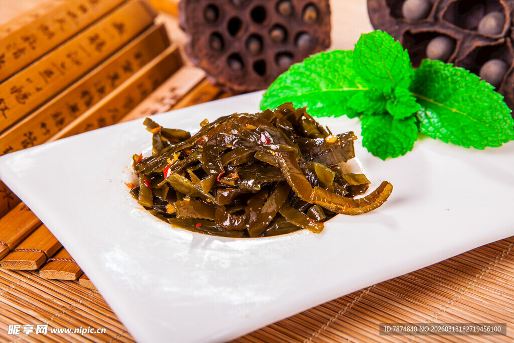 美味腌菜摆于精致白盘上