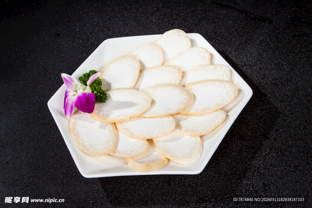 精致摆盘的美味山药片