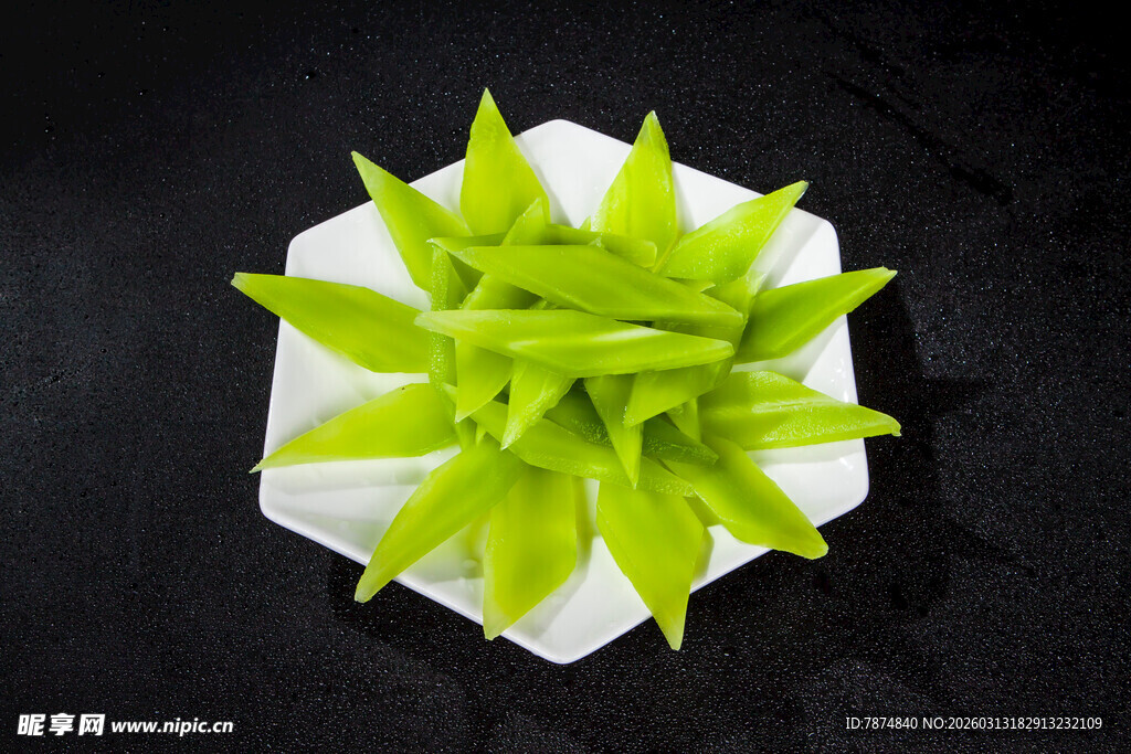 白色盘中鲜嫩莴笋尖