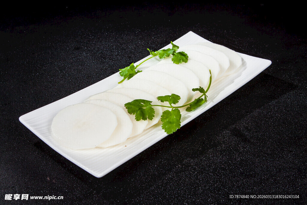 精致摆盘的白色切片食物