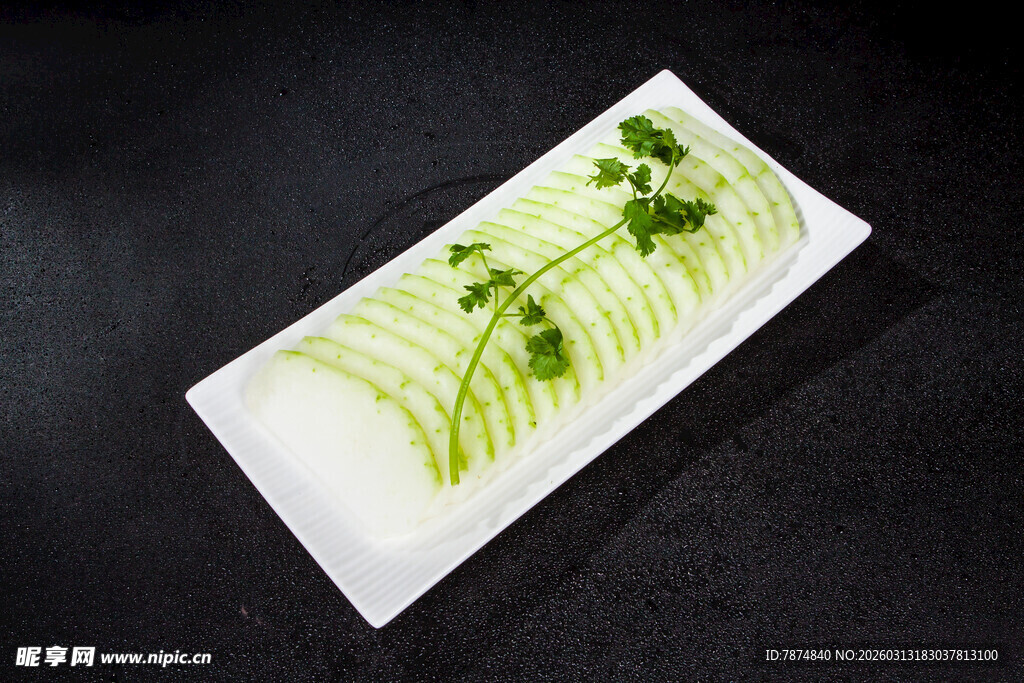 翠绿青瓜片摆盘