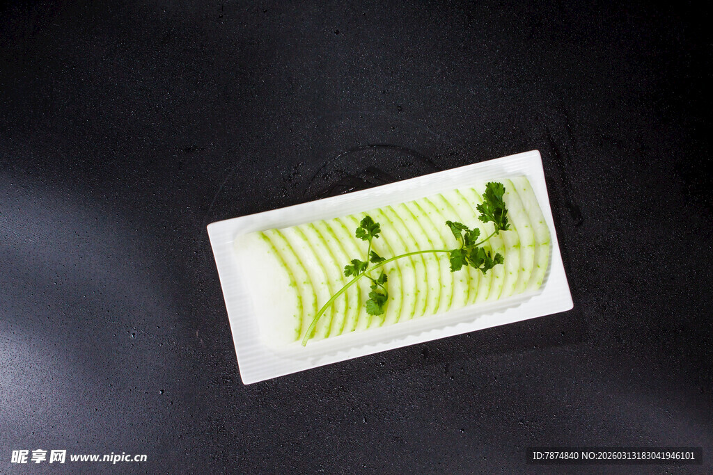 精致摆盘的绿色蔬菜料理