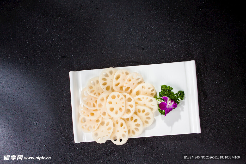 精致摆盘的美味蜂窝状食物