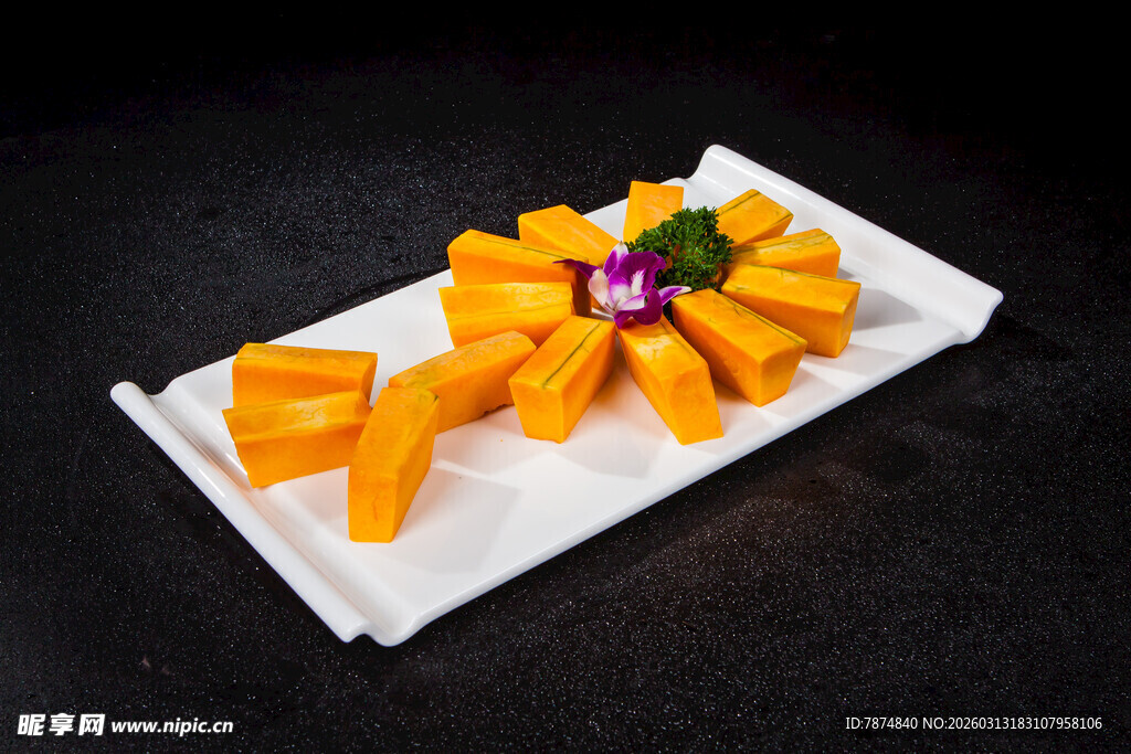 精致摆盘的美味南瓜块