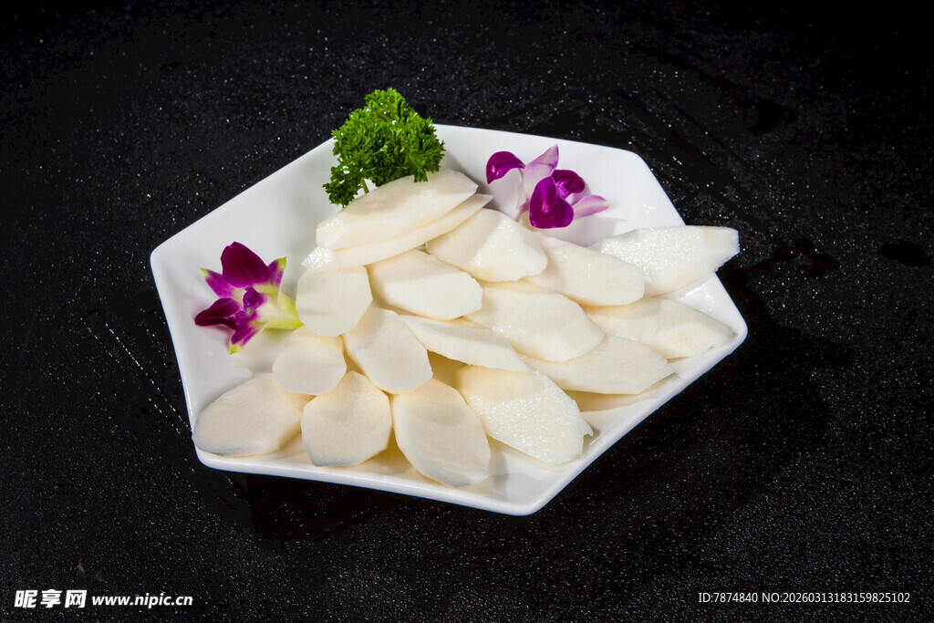 精致摆盘的美味山药片