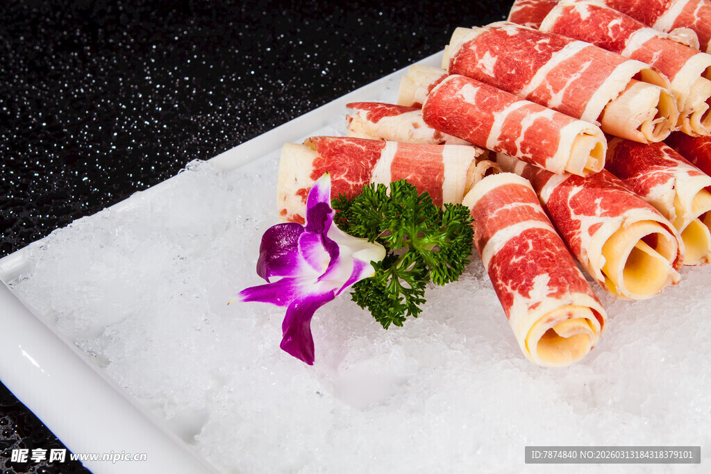 精致摆盘的美味牛肉卷