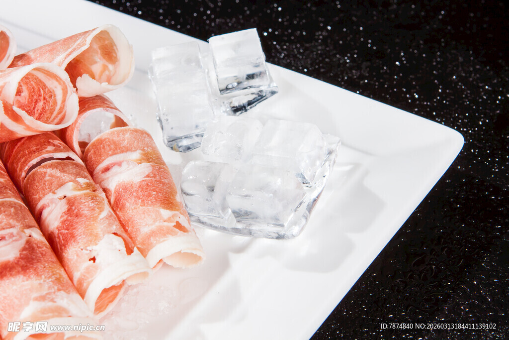 新鲜羊肉卷配冰块