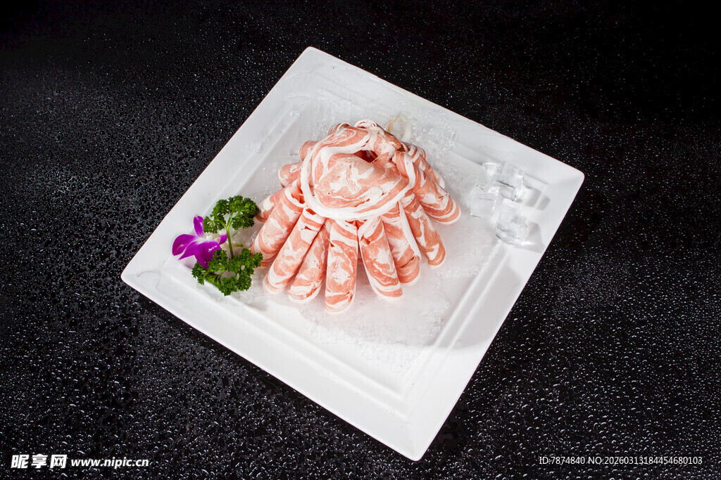 精致摆盘的鲜嫩猪肉卷